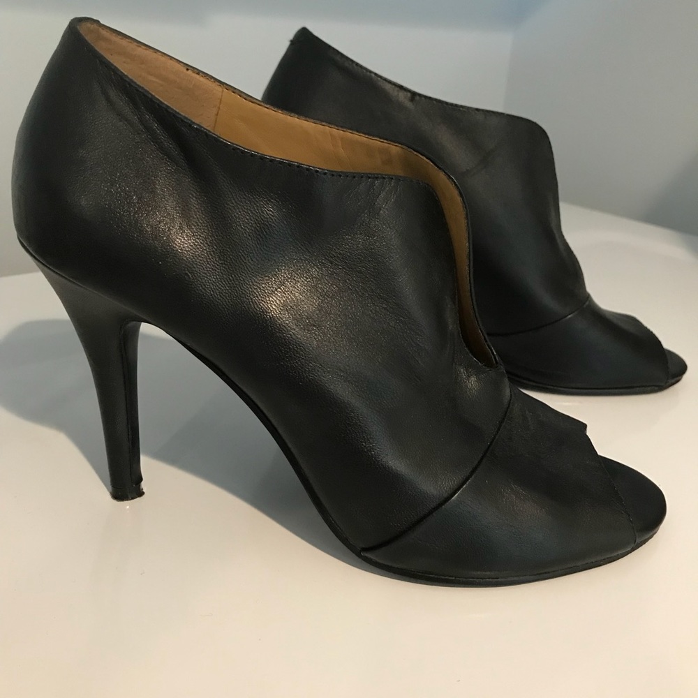 Black Nine West peep toe pumps. Size 7.